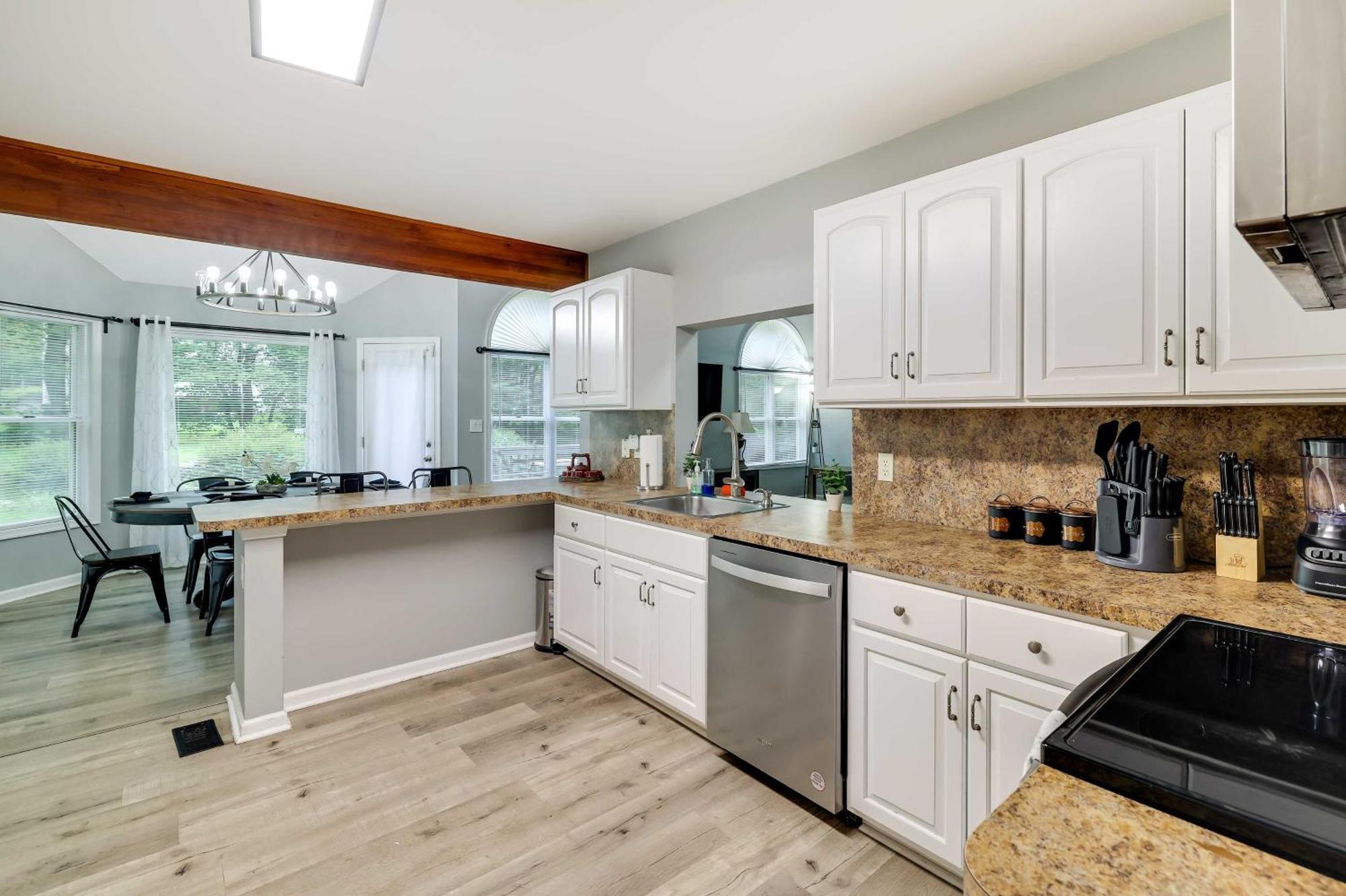 Spacious With Game Room, Amenity Access