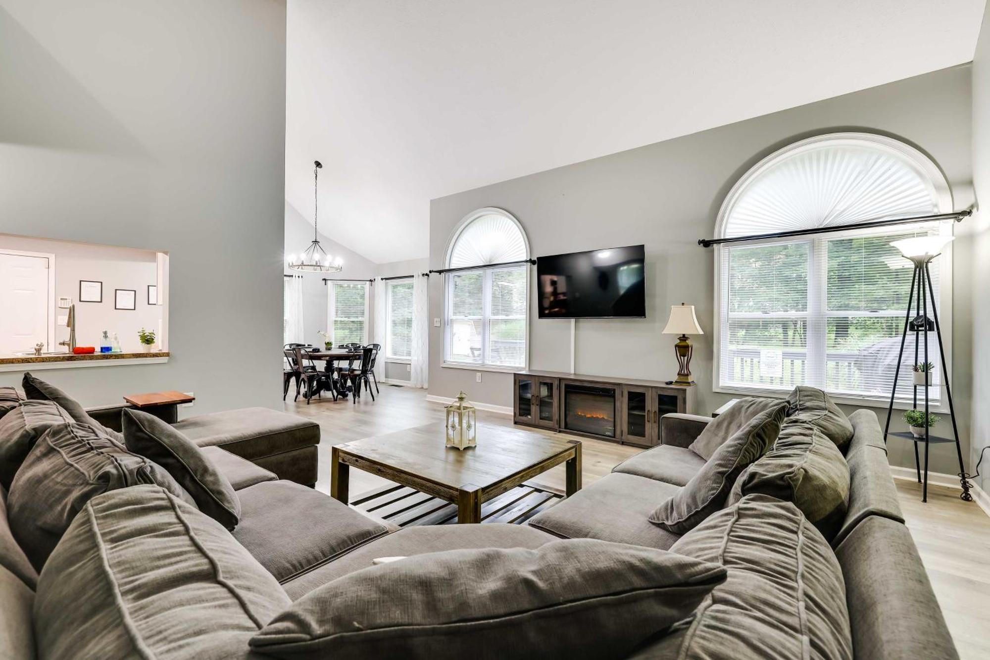 Spacious With Game Room, Amenity Access Holiday home