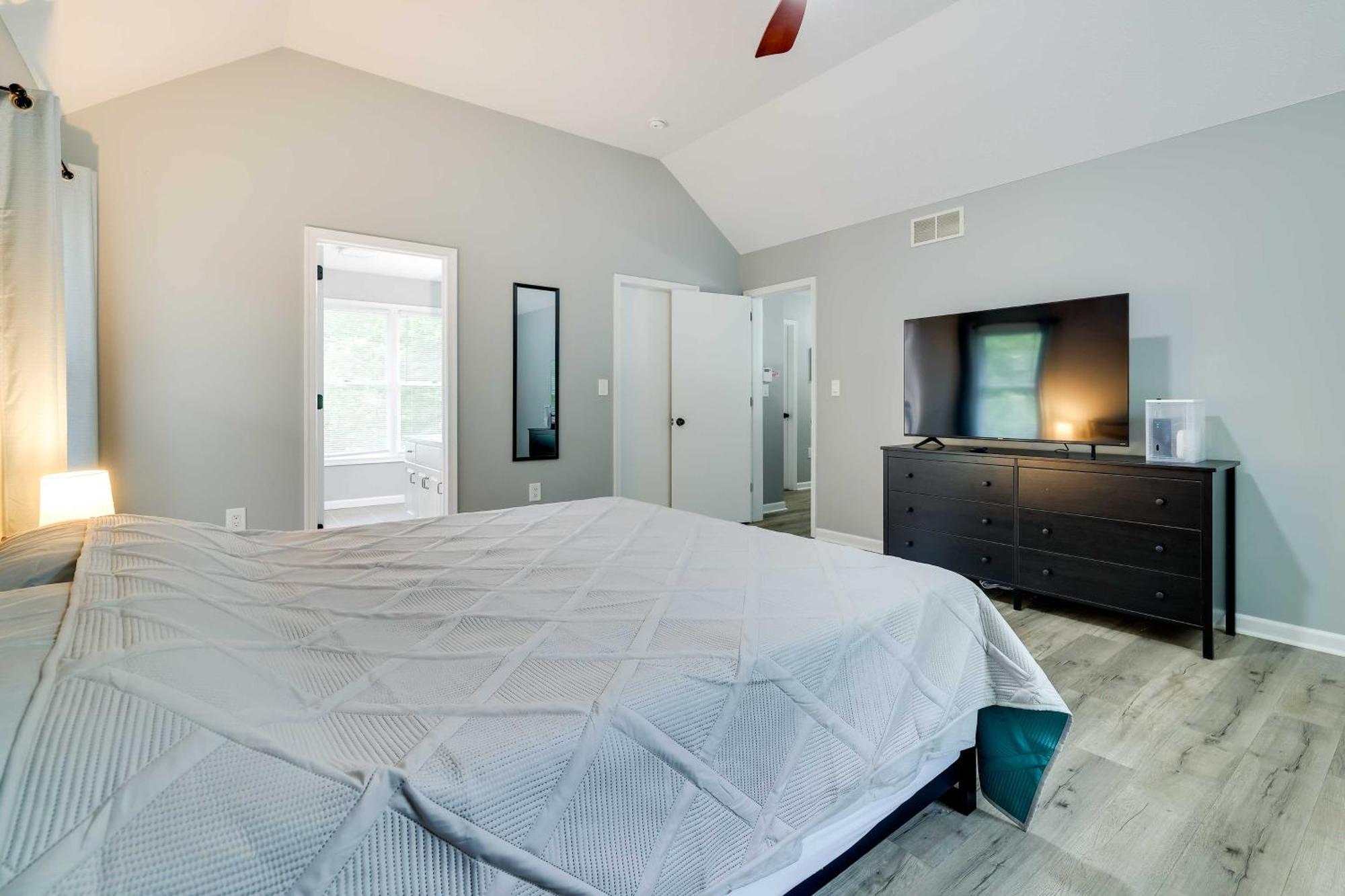Spacious With Game Room, Amenity Access