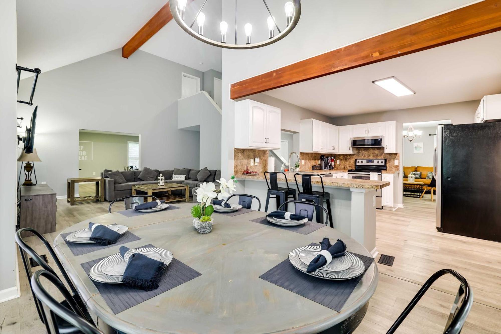 Spacious With Game Room, Amenity Access Holiday home
