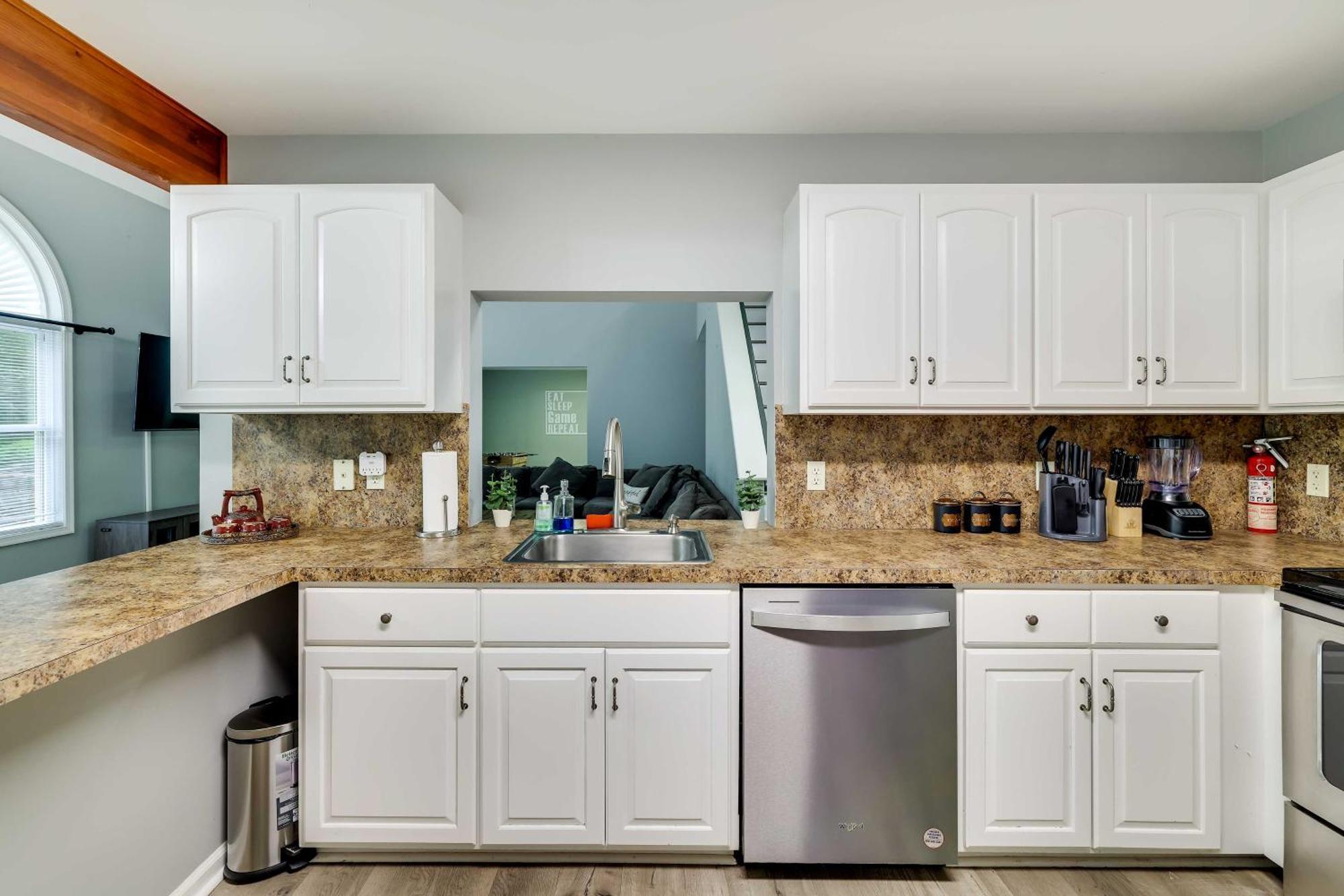 Spacious With Game Room, Amenity Access *